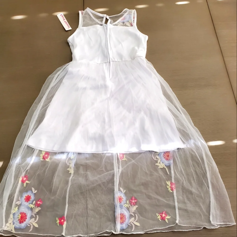 NWT Beautiful white flower dress, size 8
